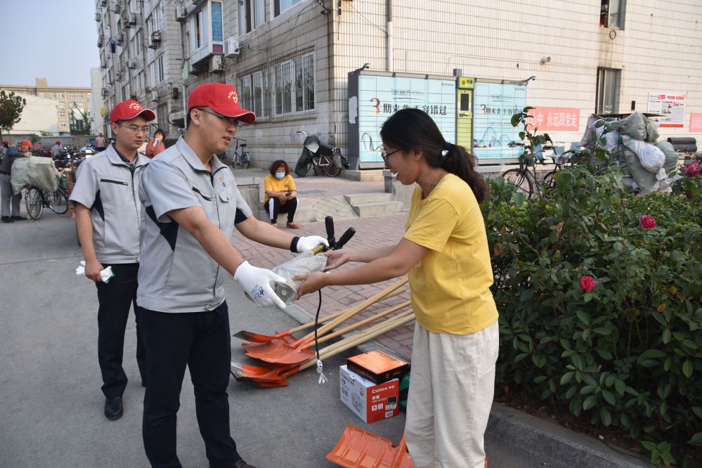 王仲浩经理为居民送上便民生活用具.jpg