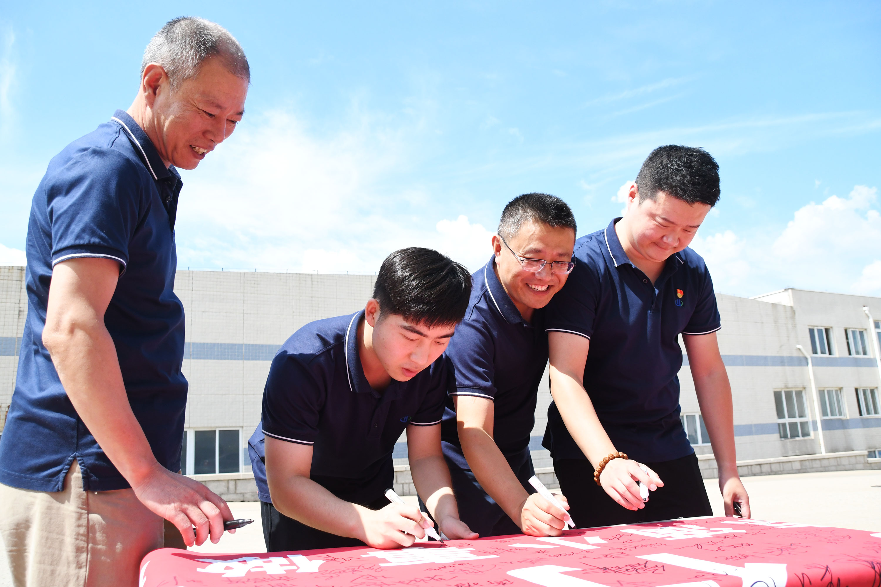 党员干部群众在宣传条幅上签字.jpg